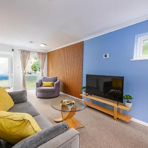  Holiday home 4 Bedroom House With Parking Near Centre By Trinity Short Lets & Serviced
